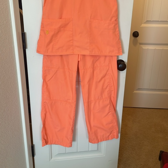 XS peach Spread Good Cheer cargo scrub outfit - Picture 3 of 12